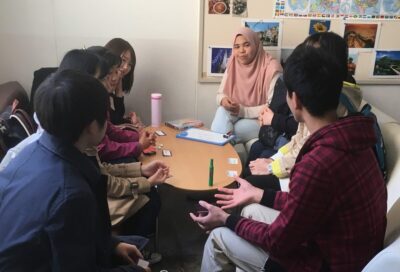 廊下でも話している様子