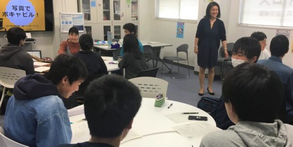 学生たちが意見を交流している様子