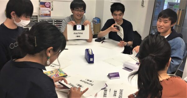 スマホを利用して写真と単語を一致させて単語学習している様子