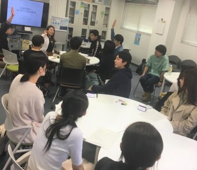 英語学習アドバイザーが学生に話している様子