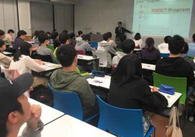 学生が話を真剣に聞く様子