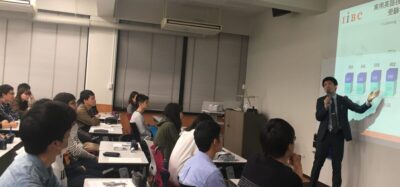 担当者が学生に話している様子