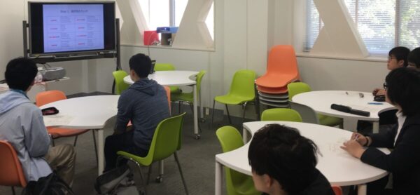 学生がスライドを見ている様子