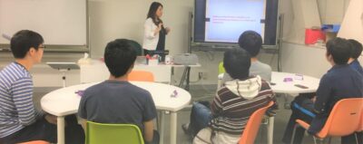 学生がアドバイザーの話を聞いていると様子