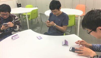 スマートホンを使って学習している様子