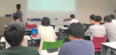 アドバイザーが参加者に話している様子