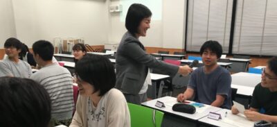 参加学生にインタビューしている様子