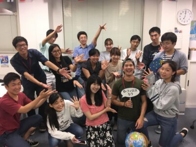 帰国前の留学生との集合写真